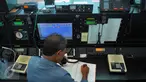 Petugas BNBP memonitoring lewat satelit kondisi gempa 5,2 SR yang mengguncang Malang, Jatim, pukul 13.09 WIB, di Jakarta, Rabu (3/2). Kepala Humas BNPB, Sutopo Purwo Nugroho mengatakan, gempa tersebut tidak berpotensi tsunami. (Liputan6.com/Faisal R Syam)