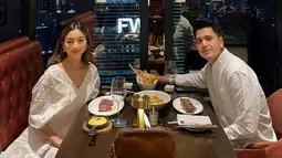 Dalam momen dinner ulang tahun ini, Glenca dan Rendi Jhon selaras mengenakan busana warna putih. Glenca Chysara dan Rendi Jhon selalu punya cara tersendiri beri kejutan untuk pasangannya. Unggah foto dinner romantis di laman Instagramnya, Rendi Jhon menuliskan kata-kata manis dan ungkap terima kasih sekaligus syukur karena Glenca telah membersamainya. (Liputan6.com/IG/@rendijhonpratama)