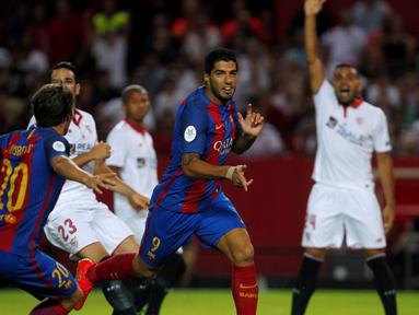 Barcelona selangkah lagi meraih trofi Piala Super Spanyol 2016 setelah pada Leg 1 unggul 2-0 atas Sevilla di Ramon Sanchez Pizjuan, Sevilla, Senin (15/8/2016) dini hari WIB. (Reuters/Jon Nazca) 