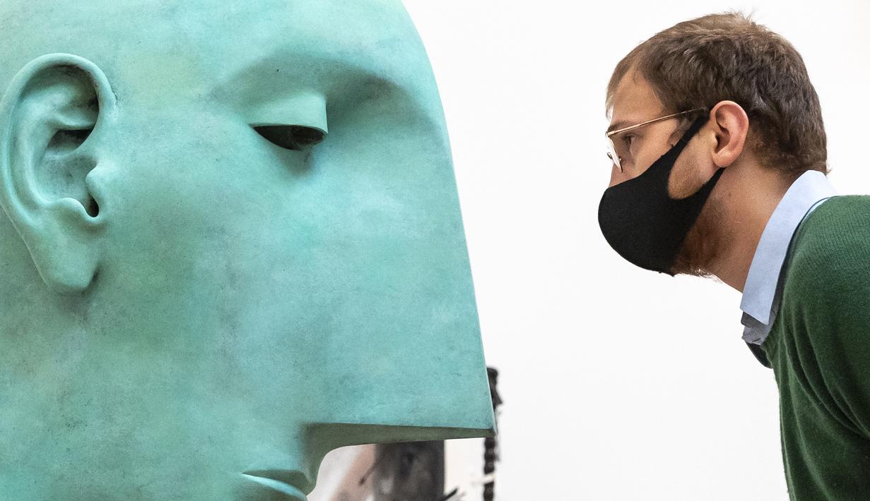 Staf mengamati karya seni dalam pratinjau Pameran Musim Panas di Royal Academy of Arts, London, Inggris, 28 September 2020. Pameran Musim Panas Royal Academy of Arts akan dibuka untuk umum mulai 6 Oktober 2020 hingga 3 Januari 2021. (Xinhua/Han Yan)