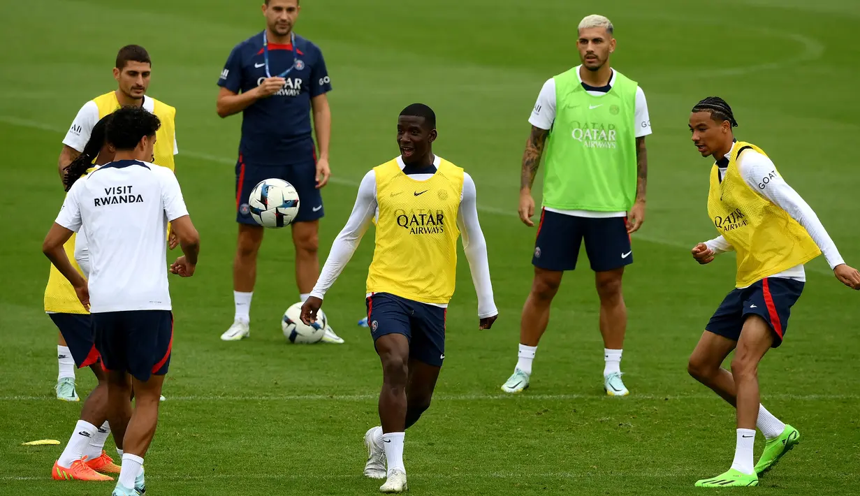 Bek dan penyerang Paris Saint-Germain (PSG) Nordi Mukele (kiri) dan Hugo Ekitike (kanan) menghadiri sesi latihan jelang melawan Monaco, di Saint-Germain-en-Laye, barat Paris pada 26 Agustus 2022. Laga PSG vs AS Monaco di lanjutan Ligue 1 Prancis akan berlangsung pada 29 Agustus 2022 dinihari WIB. (FRANCK FIFE / AFP)