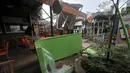 Suasana kios Rasuna Garden Food Street usai roboh akibat angin kencang, Kuningan, Jakarta, Senin (10/12). Tidak ada korban jiwa dalam kejadian ini. (Merdeka.com/Iqbal Nugroho)