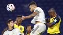 Bek Argentina, Nicolas Otamendi, berebut bola atas dengan penyerang Ekuador, Enner Valencia, pada laga kualifikasi Piala Dunia 2022 di Stadion Bombonera, Jumat (9/10/2020) pagi WIB. Argentina menang 1-0 atas Ekuador. (AFP/Agustin Marcarian/pool)