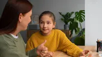 Ketika anak mulai merespons dengan nada tinggi, jawab seperlunya, atau bahkan terkesan tidak sopan, orang tua biasanya langsung merasa kesal atau tersinggung. Padahal, jawaban ketus sering kali bukan sekadar bentuk pembangkangan. (foto/dok: freepik)