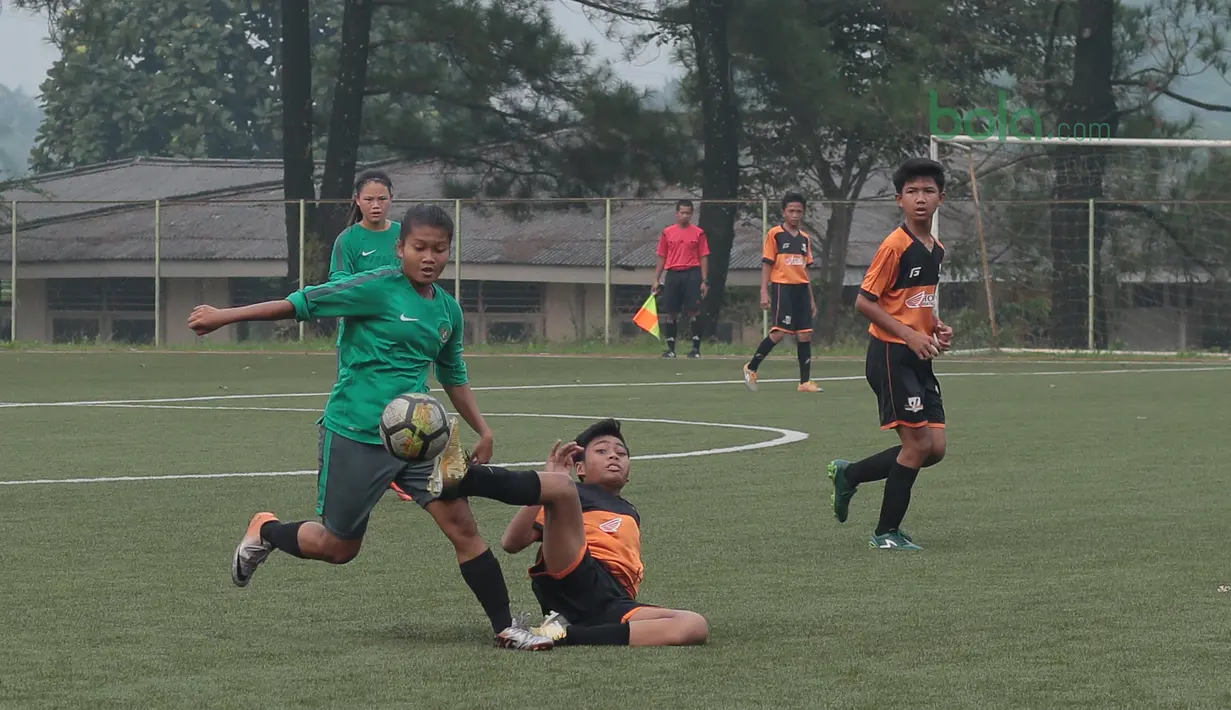 Aksi pemain Villa 2000 menghalau bola dari kaki pemain Timnas Wanita Indonesia pada laga uji coba di Lapangan Sawangan, Depok, Kamis (19/4/2018). Timnas Wanita Indonesia kalah 1-2. (Bola.com/Nick Hanoatubun)