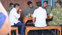 Momen Seskab Teddy Ngopi di Warung Pinggir Jalan Tapsel Bareng KSAD dan Bobby Nasution