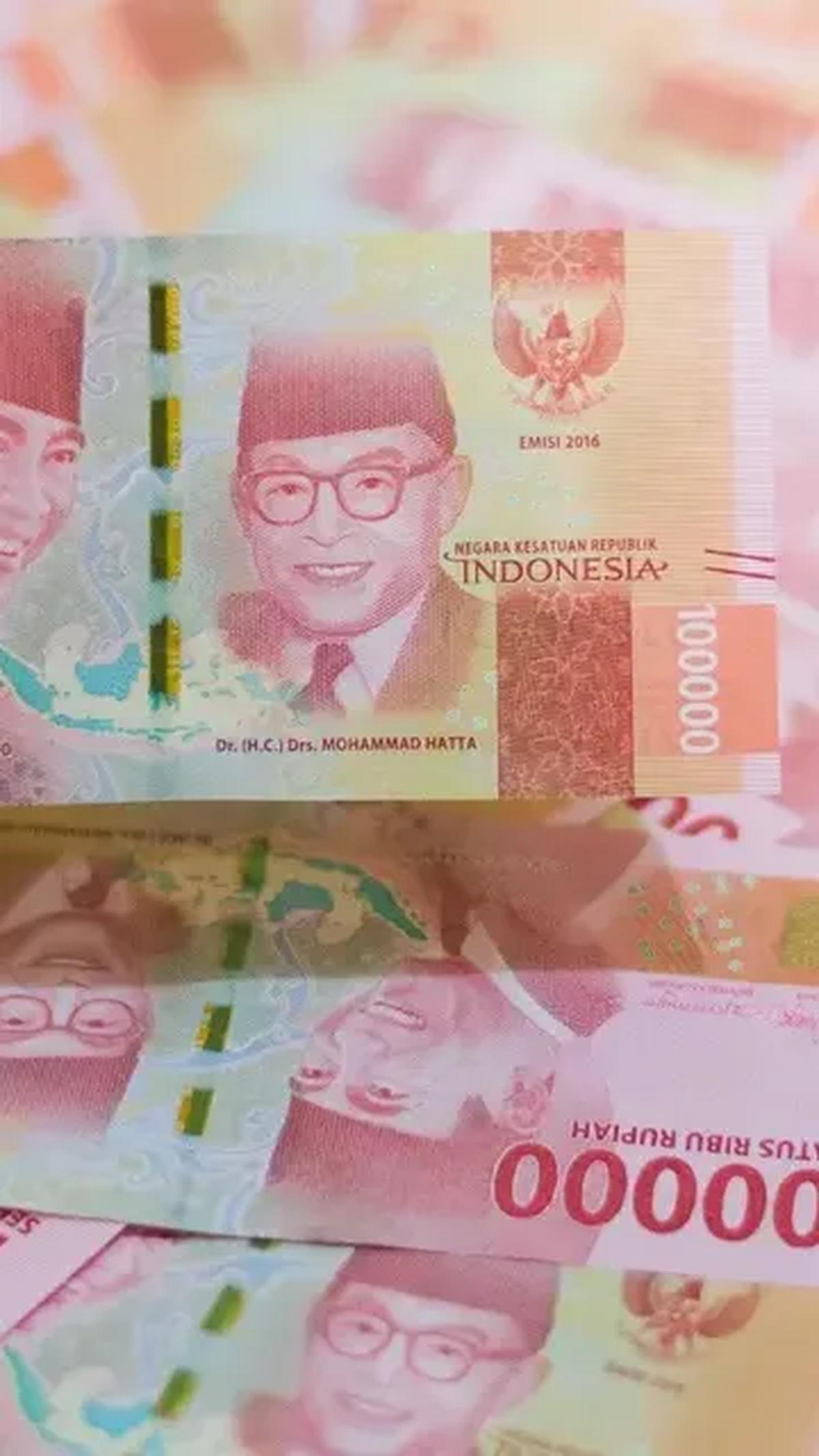 Bahkan, dulu dia harus mengambil uang saku dari orangtuanya melalui PT Pos, sehingga prosesnya pun lama.