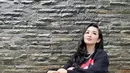 Meski di kesehariannya sering tampil dengan gaya sporty dan simpel, istri Hendra Sumendap tersebut tetap terlihat fashionable. Seperti yang satu ini, ia memilih tampil dengan busana serba hitam dan sneakers yang senada. (Liputan6.com/IG/fitricarlina)