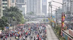 Warga beraktivitas saat Car Free Day (CFD) di kawasan Sudirman, Jakarta, Minggu (24/6). Ribuan warga langsung memadati kawasan Jalan Thamrin-Sudirman untuk melakukan berbagai kegiatan. (Liputan6.com/Faizal Fanani)