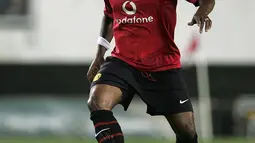 Mantan punggawa Manchester United, Eric Djemba-Djemba merupakan salah satu andalan Sir Alex Ferguson pada 2003-2005. Setelah pindah ke Aston Villa prestasinya menurun dan dinyatakan bangkrut. Sekarang menjadi pemain Persebaya Surabaya. (AFP/PHIL COLE )