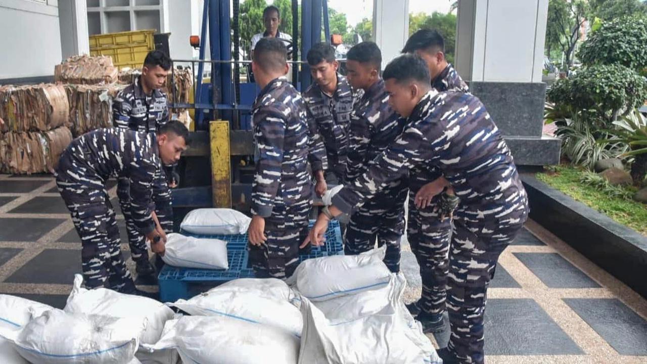 FOTO: TNI AL Gagalkan Penyelundupan Enam Ton Pasir Timah di Tanjung Priok