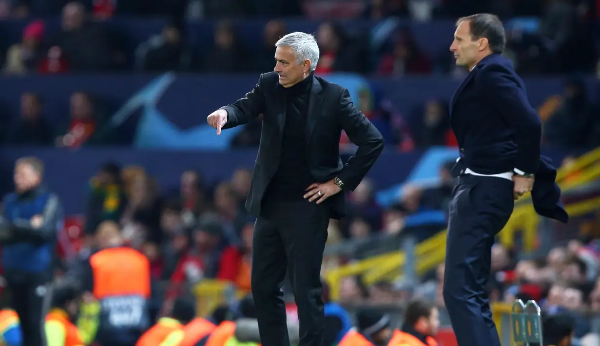 Pelatih Manchester United, Jose Mourinho dan pelatih Juventus, Massimiliano Allegri menyaksikan pemainya bertanding di grup H Liga Champions di Old Trafford, Inggris (23/10). Juventus menang atas MU 1-0. (AP Photo/Dave Thompson)