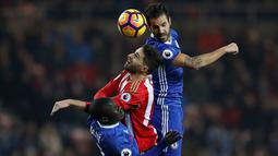 Pemain Chelsea, Cesc Fabregas, berduel dengan pemain Sunderland, Fabio Borini, dalam laga pekan ke-16 Premier League 2016-2017 di Stadium of Lights, Rabu (14/12/2016) waktu setempat. (Action Images via Reuters/Lee Smith)