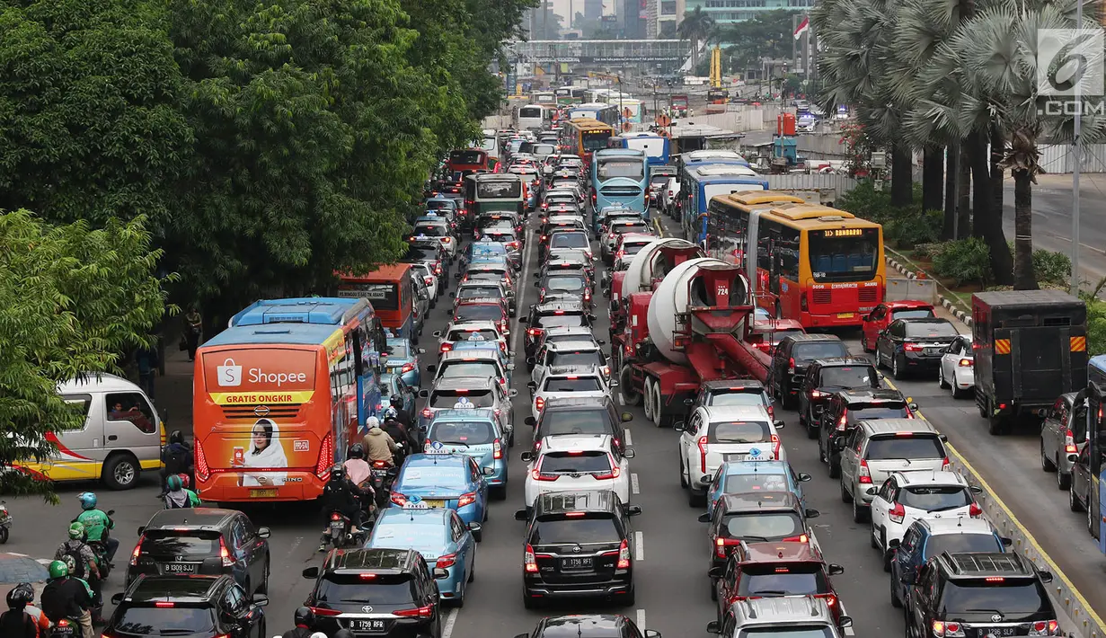 Suasana kemacetan di Jalan MH Thamrin, Jakarta, Kamis (31/5). Tingginya antusiasme warga untuk berbuka puasa di rumah menyebabkan jalan-jalan protokol di Ibukota dipadati kendaraan jelang waktu berbuka. (Liputan6.com/Immanuel Antonius)