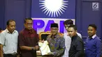 Ketua F-PAN DPR Yandri Susanto (tengah) menerima Gerakan Aliansi Menolak Pertambangan Gunung Gede dan Merdeka Banten di Jakarta, Rabu (20/3). Mereka mengadukan masalah penambangan Gunung Gede dan Gunung Merdeka di Banten. (Liputan6.com/JohanTallo)