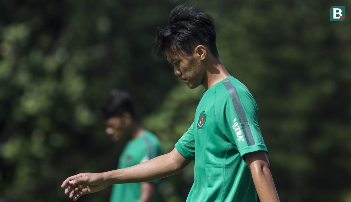 Pemain Timnas Indonesia, Feby Eka Putra, tampak lelah usai latihan di Lapangan ABC Senayan, Senin (19/2/2018). Pemusatan latihan Timnas Indonesia akan digelar selama satu pekan, yakni 18-25 Februari 2018. (Bola.com/Vitalis Yogi Trisna)