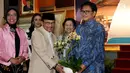Kepala BPPT Unggul Priyanto memberikan bunga kepada Presiden ke-3 BJ Habibie dan Presiden ke-5 Megawati saat Dialog Nasional di gedung BPPT, Jakarta, Rabu (9/5). (Liputan6.com/JohanTallo)