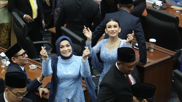 10 Potret Seleb Pakai Kebaya saat Dilantik Sebagai Anggota DPRD DKI Jakarta, Astrid Kuya, Tina Toon, hingga Bebizie