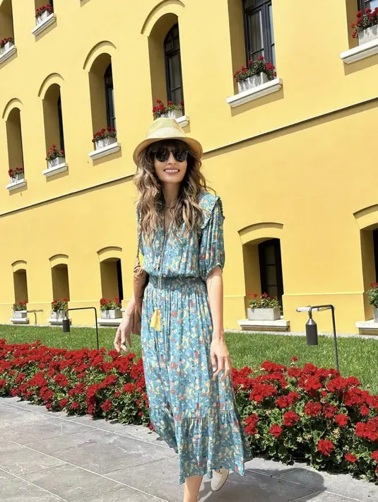 Sentuhan nuansa cerah bisa menambah gaya sederhana jadi lebih optimal. Untuk sempurnakan gaya resort-nya, Bianca menambahkan topi dari rotan dan juga kacamata hitam. [Foto: Instagram/ Bianca Adinegoro]