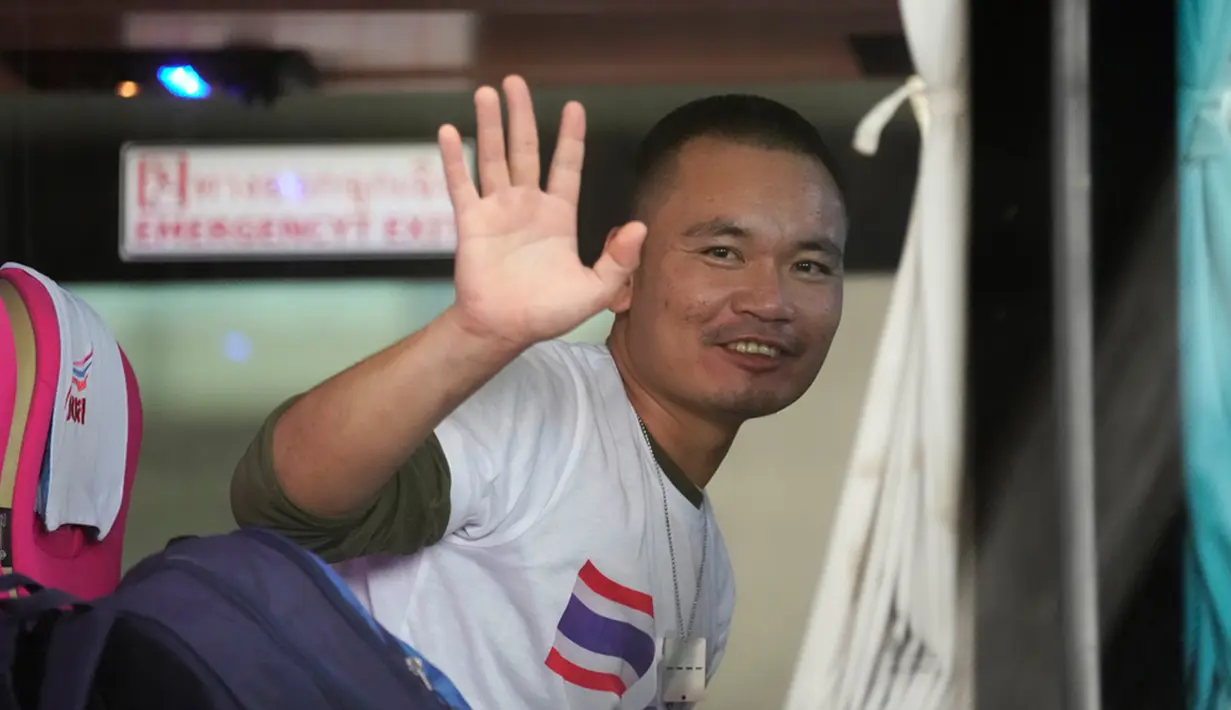 Menteri Luar Negeri Thailand Parnpree Bahiddha-Nukara, yang terbang ke Israel awal pekan ini, turut mendampingi rombongan itu. (AP Photo/Sakchai Lalit)