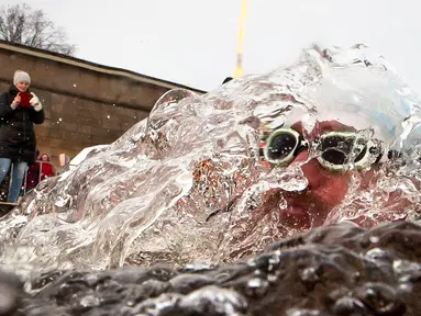 Seorang peserta mengambil bagian dalam kompetisi renang di air es dari sungai Neva selama Big Neva Cup of Ice Swimming di St.Petersburg, Rusia, 2 Maret 2019. Sekitar 150 dari 12 negara mengikuti kompetisi renang dengan suhu - 6 C. (AP/Dmitri Lovetsky)