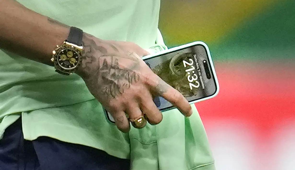 Jika dilihat cukup detali, HP yang dibawa Neymar memiliki tampilan gambar trofi Piala Dunia. (AP/Natacha Pisarenko)
