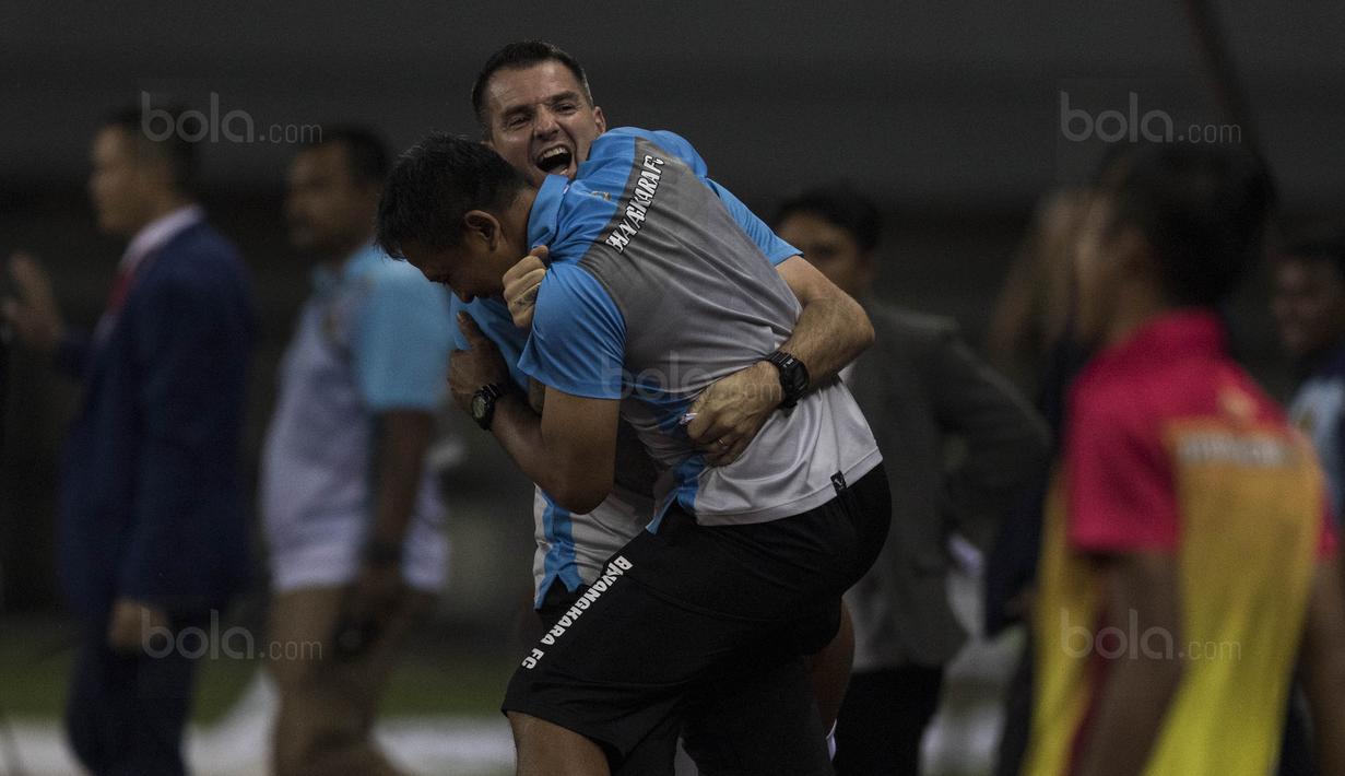 Pelatih Bhayangkara FC, Simon McMenemy, merayakan kemenangan atas Bali United pada laga Liga 1 Indonesia di Stadion Patriot, Bekasi, Jumat (29/9/2017). Bhayangkara menang 3-2 atas Bali. (Bola.com/Vitalis Yogi Trisna)