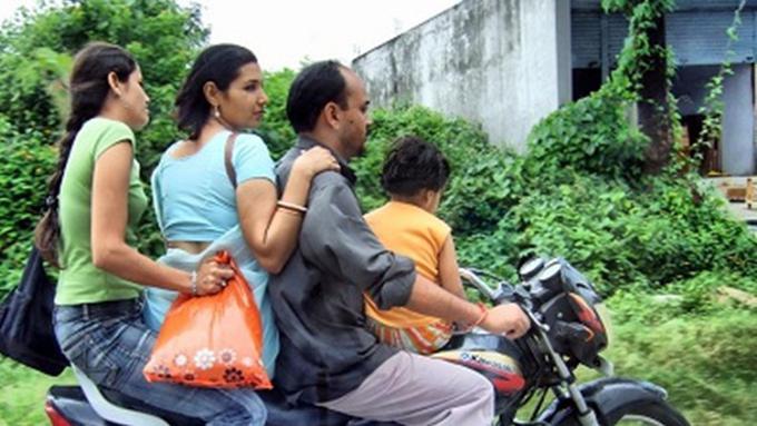 Jangan Ditiru Satu Keluarga  Naik  Sepeda  Motor 