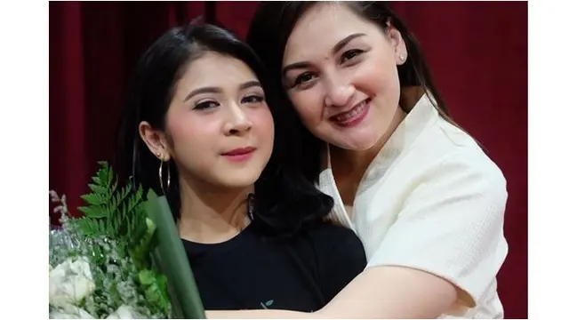 Banyak warganet yang menyebut kalau wajah keduanya mirip.
