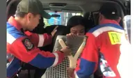 Momen Kocak Petugas Damkar Bantu Wanita Lepaskan Tindik Hidungnya yang Tersangkut di Kursi