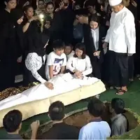 "Maafin aku sayang," ujar Ririn sambil terisak dan memeluk jasad suaminya yang sudah terbujur kaku dan siap dimakamkan. Ferry meninggalkan 4 orang anak. Satu anak dari Ririn dan tiga dari pernikahan sebelumnya. (Instagram/carolinesuwandisung)