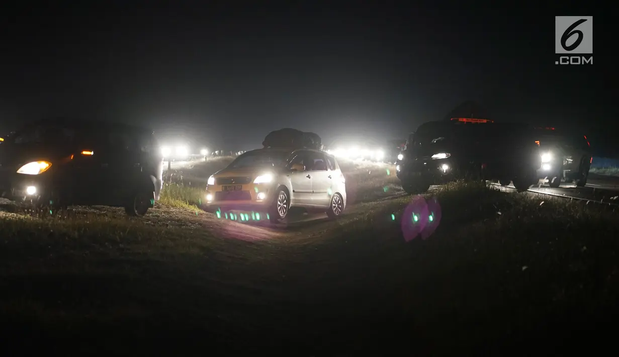 Sejumlah kendaraan yang didominasi pemudik menerobos parit pembatas untuk pindah jalur di Jalan Tol Cikopo - Palimanan KM 135, Jawa Barat, Sabtu (8/6/2019). Padatnya arus balik di ruas tol itu membuat sebagian pengemudi berpindah jalur untuk menghindari kemacetan. (Liputan6.com/Immanuel Antonius)