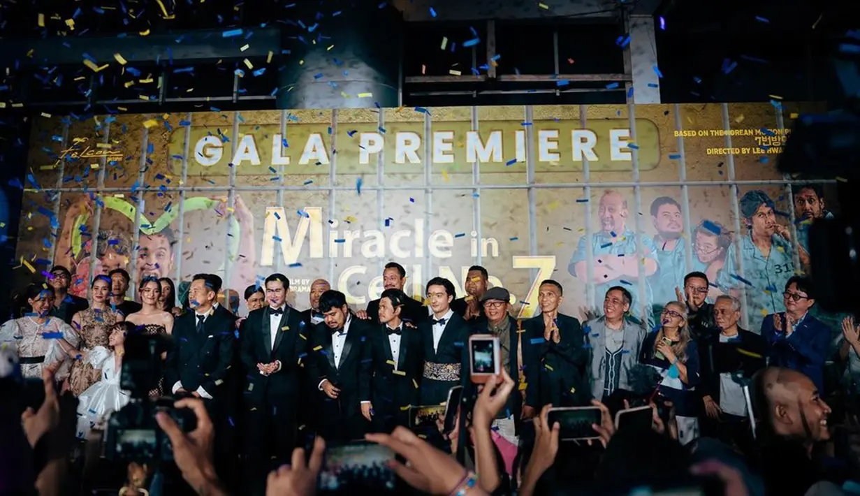 Gala premiere digelar pada 1 September 2022 di XXI Epicentrum, Jakarta, para pemain tentunya makin kompak untuk mempromosikan film tersebut kepada khalayak. Sederet artis Indonesia yang diundang di gala premiere film Miracle In Cell No. 7 ramai memuji film drama keluarga yang berhasil bikin emosi penonton naik turun ini. (Liputan6.com/IG/@bryandomani_bd_)