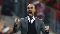 Josep Guardiola melakukan selebrasi usai Bayern Muenchen mencetak gol kelima (Reuters / Kai Pfaffenbach)