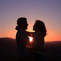 Sering kali dalam pernikahan, banyak pasangan yang merasa ragu untuk berbicara jujur tentang perasaan mereka. Foto: Oziel Gomez on Unsplash