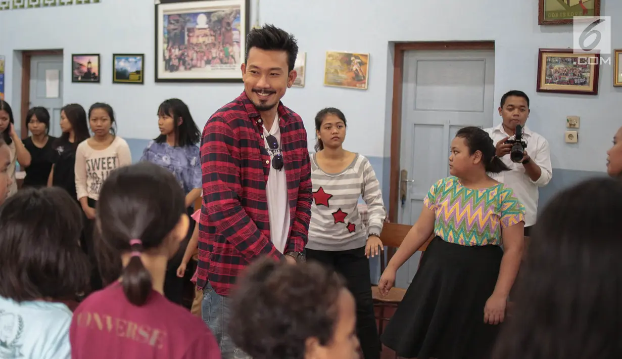 Aktor Denny Sumargo bermain bersama anak-anak saat merayakan ulang tahunnya yang ke-37 di Panti Asuhan Dorkas, Jakarta, Kamis (11/10). (Liputan6.com/Faizal Fanani)