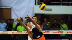 Pevoli putra Jakarta Pertamina Energy, Paul Richard Sanderson melakukan smesh saat laga melawan Jakarta BNI 46 di Pertamina Proliga 2015, Dome Sport Balikpapan, (7/2/2015). Jakarta Pertamina Energy unggul 3 set langsung. (Liputan6.com/Helmi Fithriansyah)