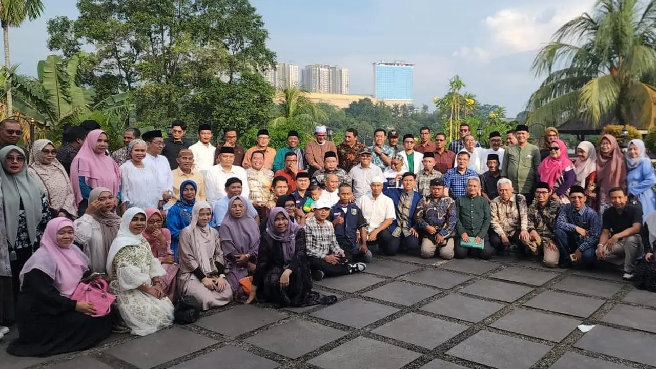Paguyuban Demak Bintoro Nusantara (PDBN) menggelar Halal Bihalal 1446 H / 2025 Masehi bertema "Dalam Kebahagiaan, Kuatkan Keguyuban Demak Demi Nusa" di Resto Gudang Udang Cibubur, Depok, Minggu (20/4) (Istimewa)