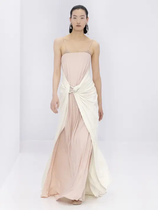 <p>Koleksi kali ini bercerita tentang dunia batin yang dibuat menjadi eksternal, baik secara kiasan maupun harfiah. Di musim ini, Kim Jones dan perajin studio FENDI terus melakukan pendekatan berbeda agar tradisi couture lebih manusiawi dan mudah didekati, ringan dengan rasa luminositas, dan menghadirkan perasaan hak pilihan bagi perempuan dalam berpakaian, suatu perubahan yang dicari dan diekspresikan. Foto: Document/FENDI.</p>