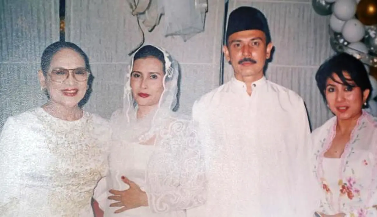 Cobaan pertama setelah nikah, yaitu merahasiakan pernikahannya. Terlebih pada keluarga Hengky. Sebelumnya Hengky sudah dijodohkan dengan kerabat dekatnya bernama Murni. (Repro dok. Pribadi/Andy Masela/Bintang.com)