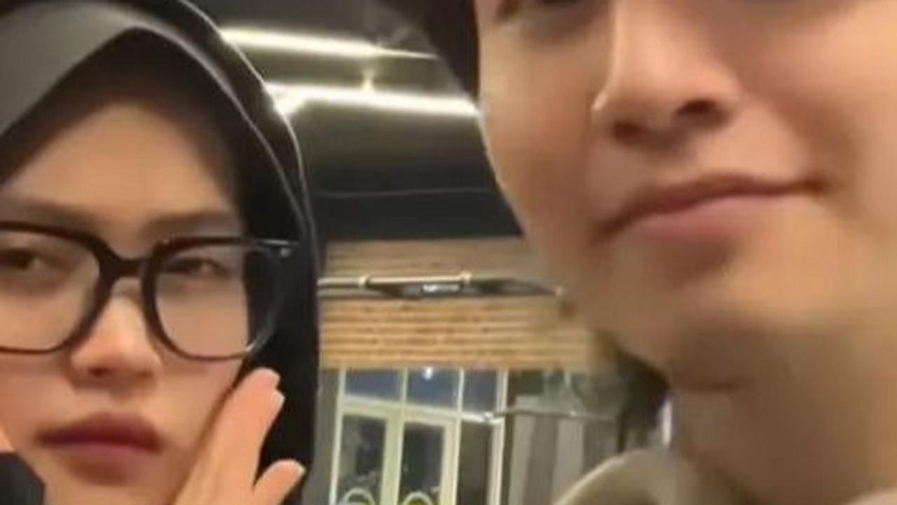 Putri Delina, anak ketiga Sule, tidak kalah mesra dengan Jeffry Reksa. Mereka selalu terlihat erat dalam setiap kesempatan.
