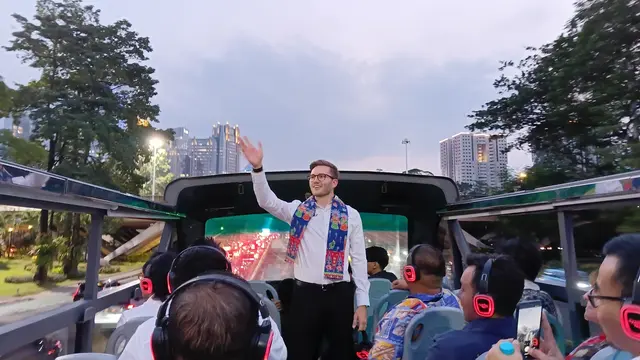 Kevin Hansen Saat Open Top Tour Bus di Jakarta.