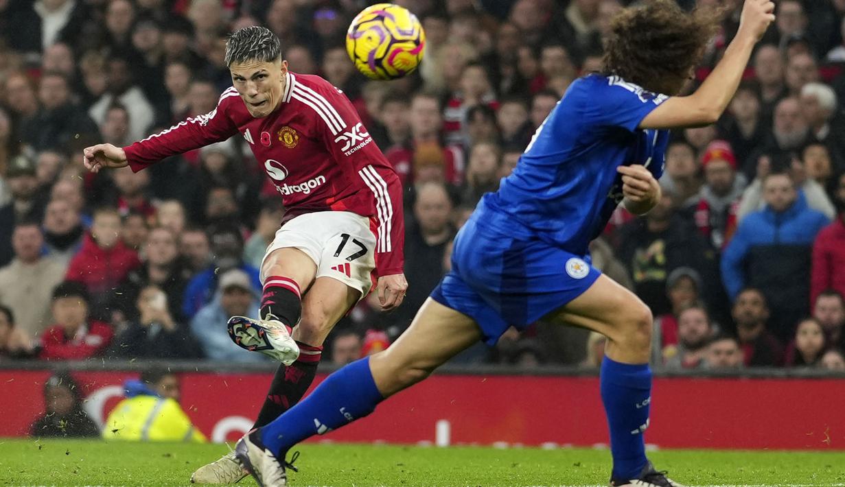 Pemain Manchester United, Alejandro Garnacho mencetak gol ke gawang Leicester City pada laga lanjutan Liga Inggris 2024/2025 di Old Trafford, Manchester, Inggris, Minggu (10/11/2024). (AP Photo/Jon Super)