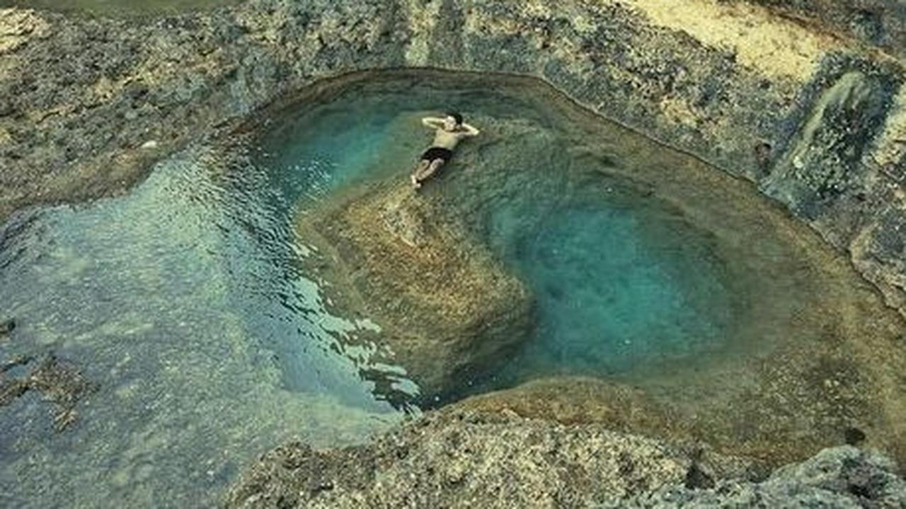 9. Pantai Mbehi dan Teluk Bidadari: Keindahan Pantai dan Fenomena Alam Unik