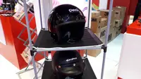 helm retro yang dijual Cargloss di IIMS 2018