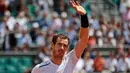 Petenis asal Inggris, Andy Murray menyapa pengemarnya usai pertandingan melawan petenis Rusia, Karen Khachanov pada turnamen Prancis Terbuka di Roland Garros, Paris, Prancis (5/6). Murray meraih kemenangan 6-3, 6-4, 6-4. (AP Photo/Petr David Josek)