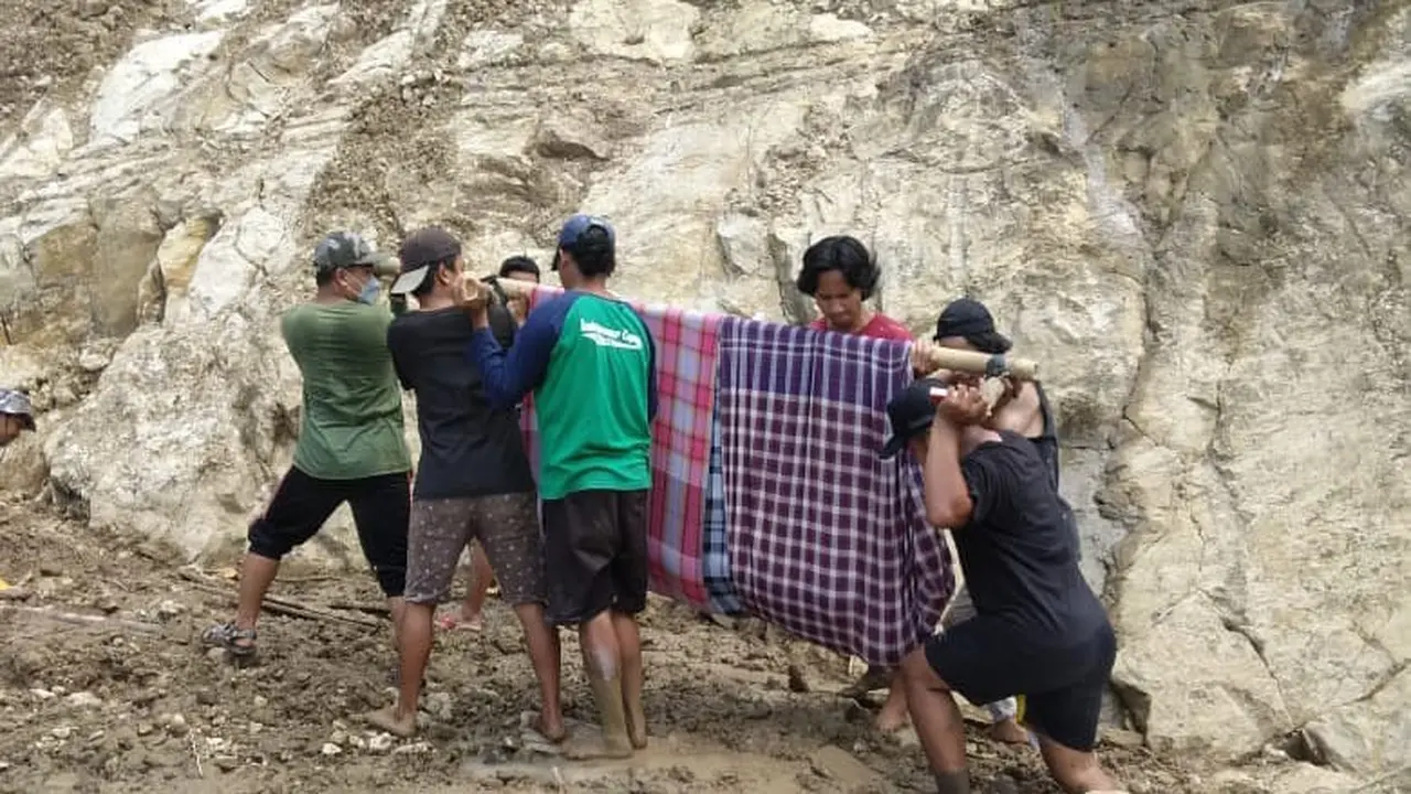 Warga Ditandu