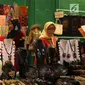 Pengunjung melihat produk dalam pameran Karya Kreatif Indonesia (KKI) di JCC Senayan, Jakarta, Jumat (12/7/2019). Pameran ini menampilkan produk-produk UMKM RI mulai dari kain, pakaian, tas, hingga berbagai kuliner seperti kopi buatan anak negeri. (Liputan6.com/Angga Yuniar)