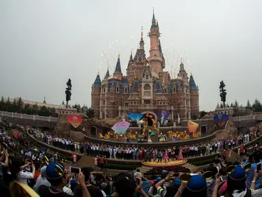 Kembang api memeriahkan acara pembukaan taman bermain terbaru, Shanghai Disney Resort di Shanghai, Tiongkok, (16/6). Taman bermain ini dibanjiri pengunjung di hari pertama pembukaan. (AFP Photo/Johannes Eisele)