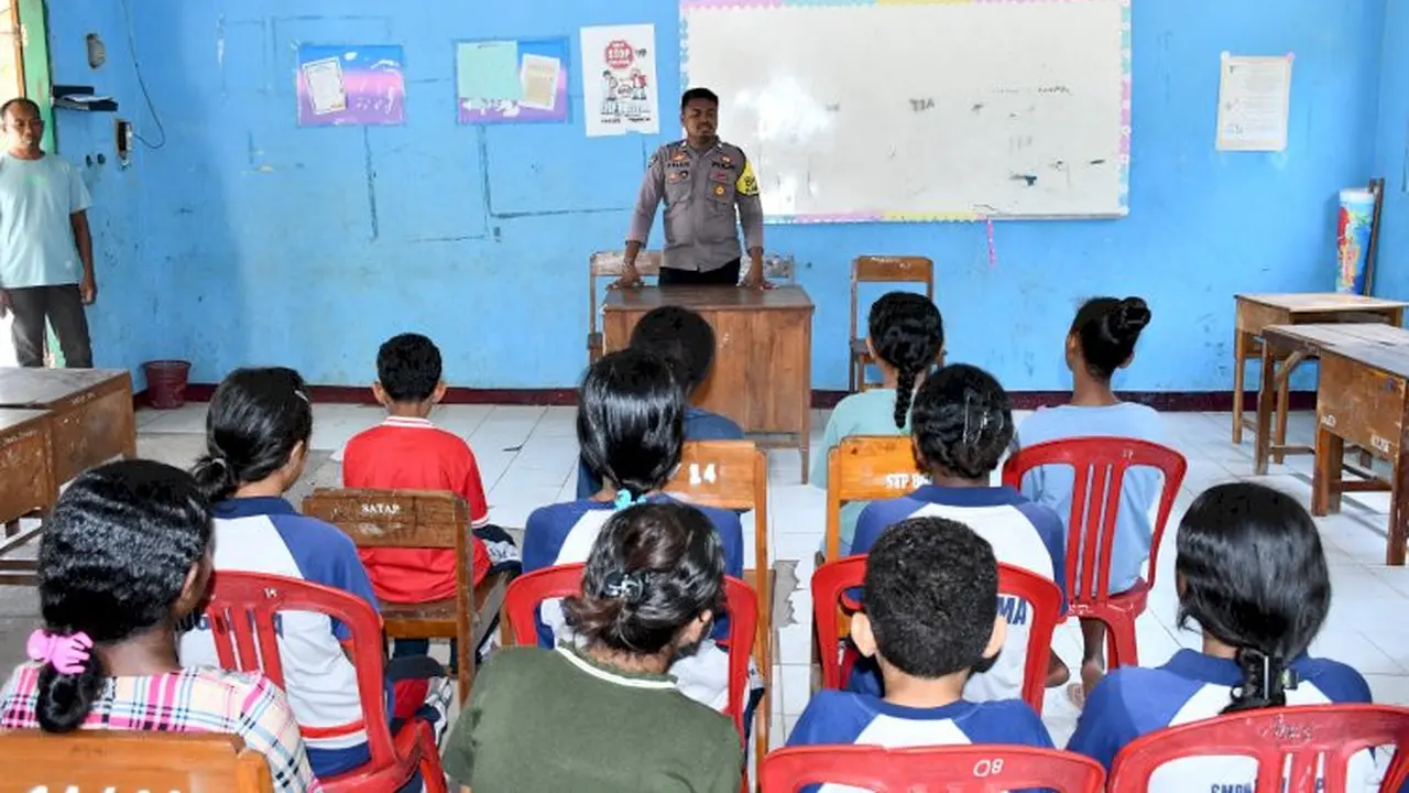 Bhabinkamtibmas Polres Flores Timur, Briptu Kelen, saat menjadi guru bagi siswa yang terdampak perang tanding (Liputan6.com/Ola Keda)